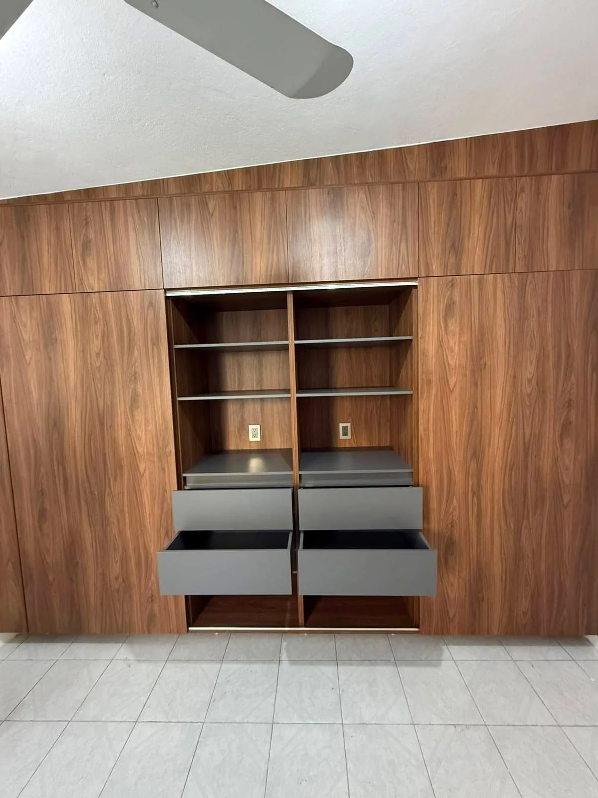 Closet de madera con cajones