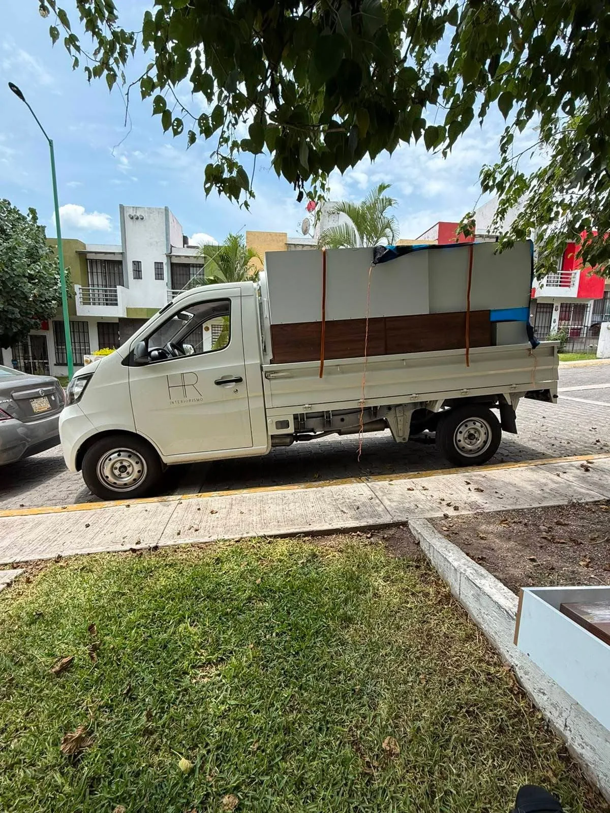 Entrega de mobiliario en vehículo de HR Interiorismo
